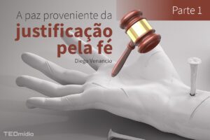 martelo de juiz pregando na mão paz da justificação pela fé