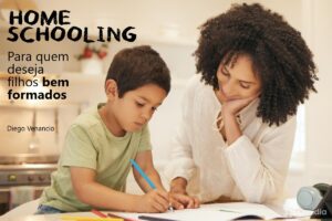 menino aprendendo com a mãe, tendo filhos bem formados com homeschooling