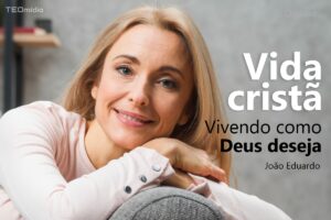 Mulher cristã num sofá de sala moderna vivendo como Deus deseja