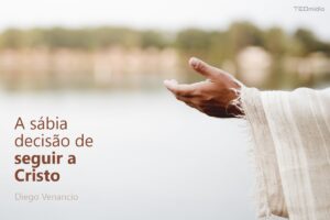 Mão perto do lago e a sábia decisão de seguir a Cristo