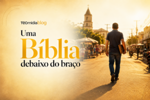Homem andando no meio da cidade com Biblia debaixo do braço.